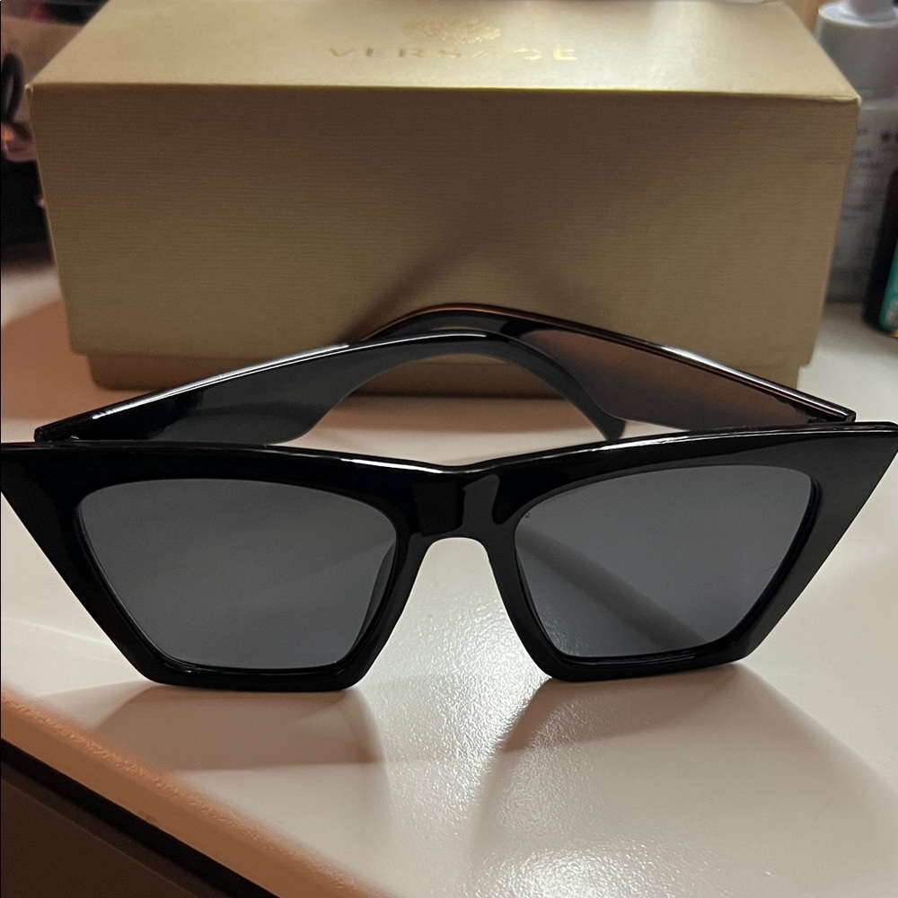 Chic Black Cat-Eye Sunglasses